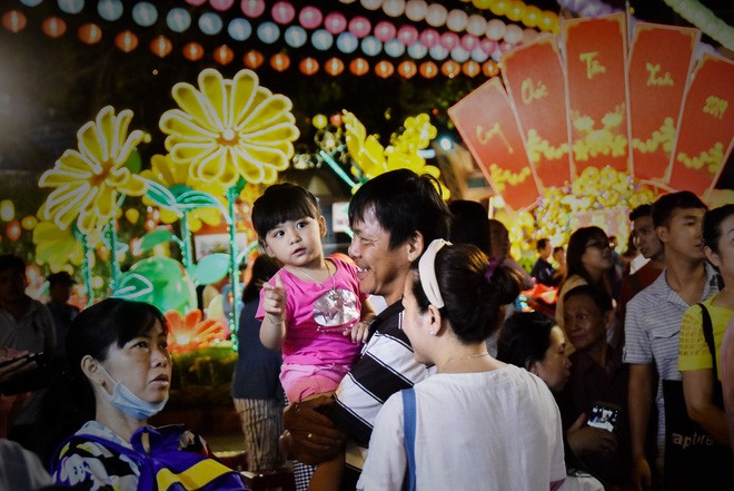 Hàng ngàn người đổ về quận 5 chơi Tết Nguyên tiêu ảnh 13
