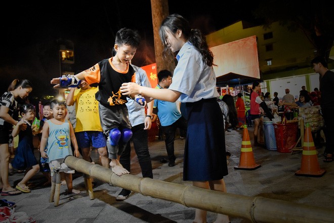 Hàng ngàn người đổ về quận 5 chơi Tết Nguyên tiêu ảnh 14