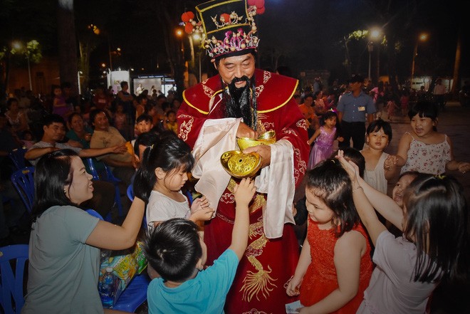 Hàng ngàn người đổ về quận 5 chơi Tết Nguyên tiêu ảnh 15