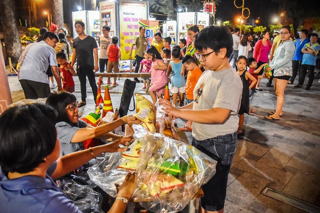 Hàng ngàn người đổ về quận 5 chơi Tết Nguyên tiêu ảnh 16