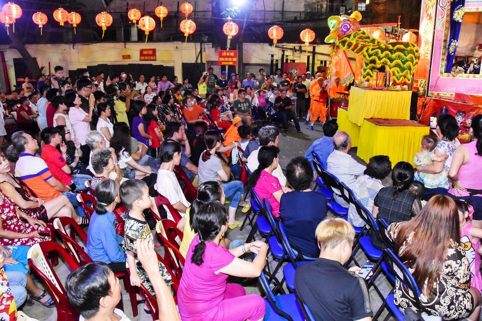 Hàng ngàn người đổ về quận 5 chơi Tết Nguyên tiêu ảnh 17