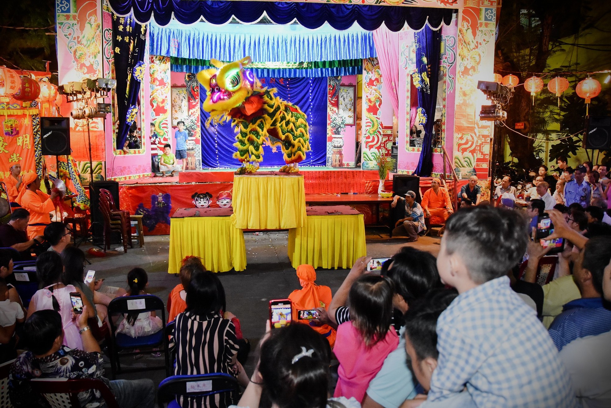 Hàng ngàn người đổ về quận 5 chơi Tết Nguyên tiêu ảnh 2