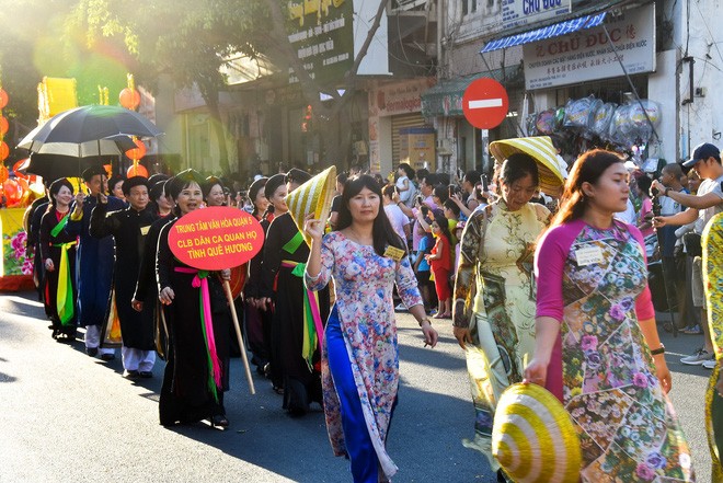 Hàng ngàn người đổ về quận 5 chơi Tết Nguyên tiêu ảnh 5