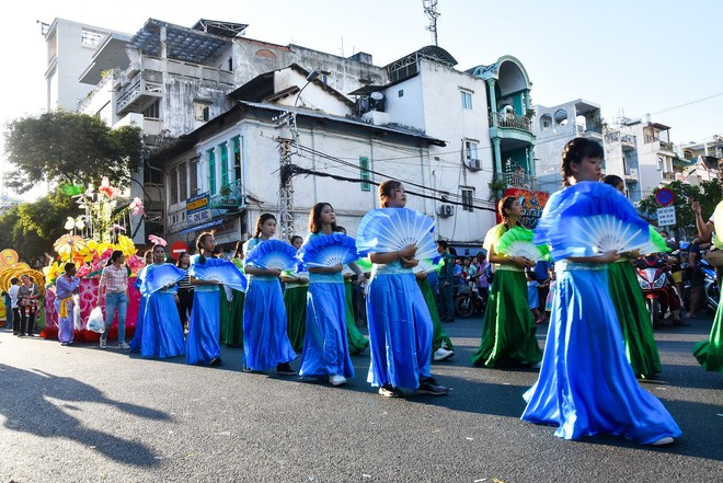 Hàng ngàn người đổ về quận 5 chơi Tết Nguyên tiêu ảnh 6