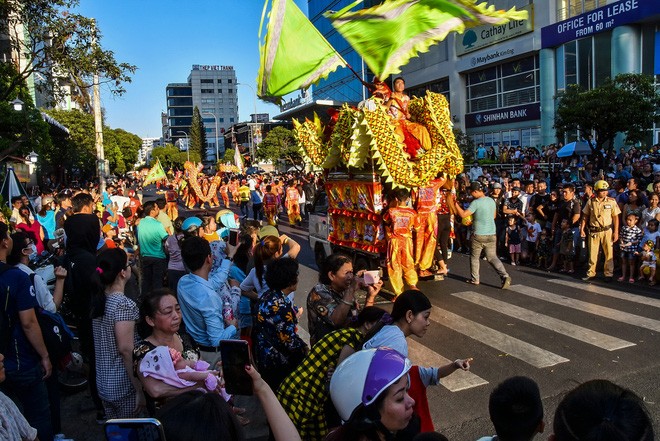 Hàng ngàn người đổ về quận 5 chơi Tết Nguyên tiêu ảnh 7