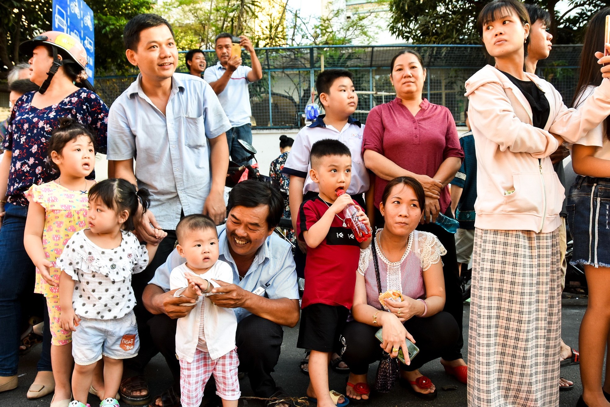 Hàng ngàn người đổ về quận 5 chơi Tết Nguyên tiêu ảnh 8