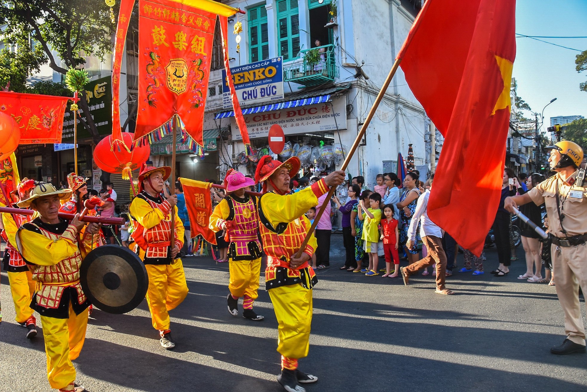 Hàng ngàn người đổ về quận 5 chơi Tết Nguyên tiêu ảnh 9