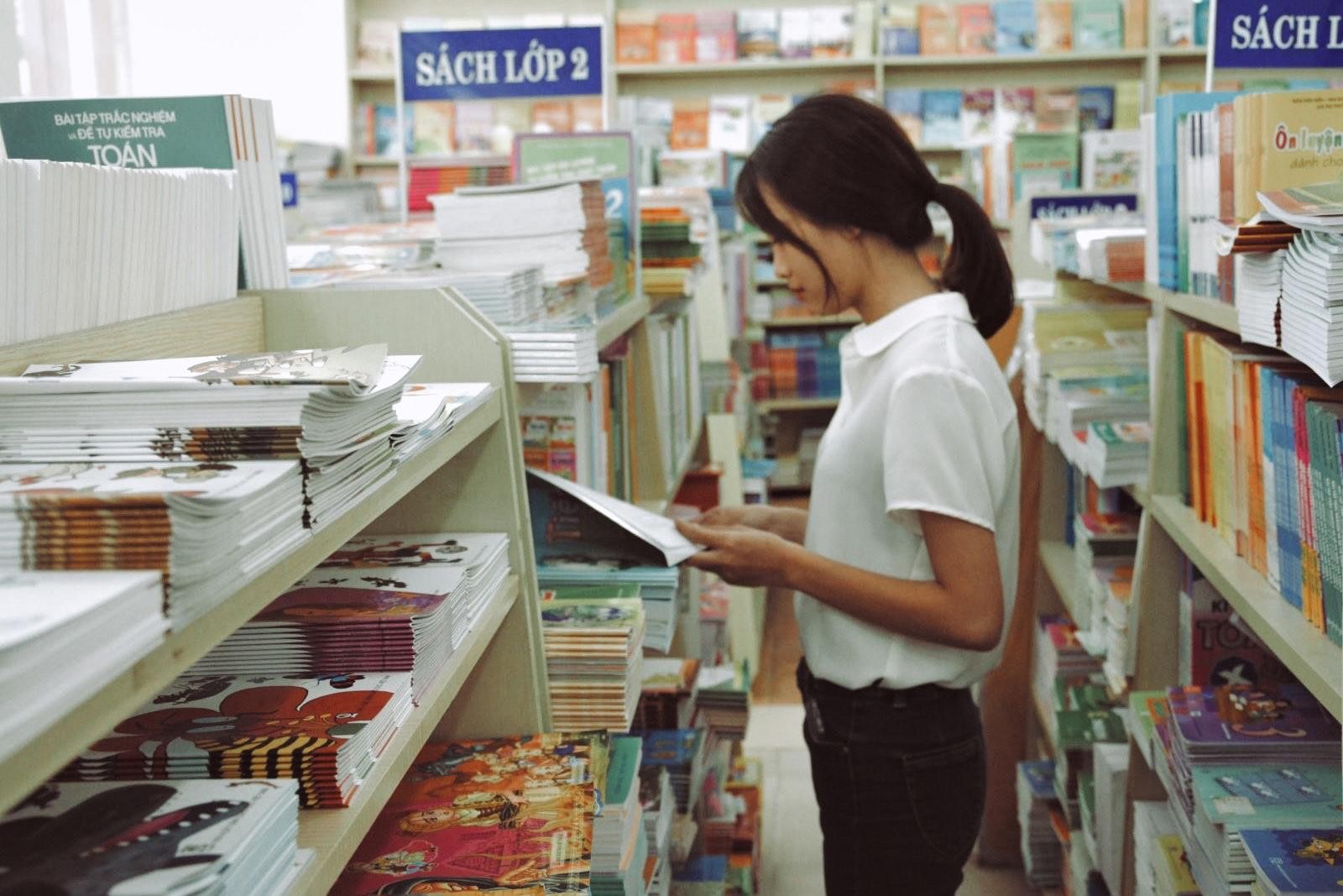 Giá sách giáo khoa phải thỏa đáng ảnh 6