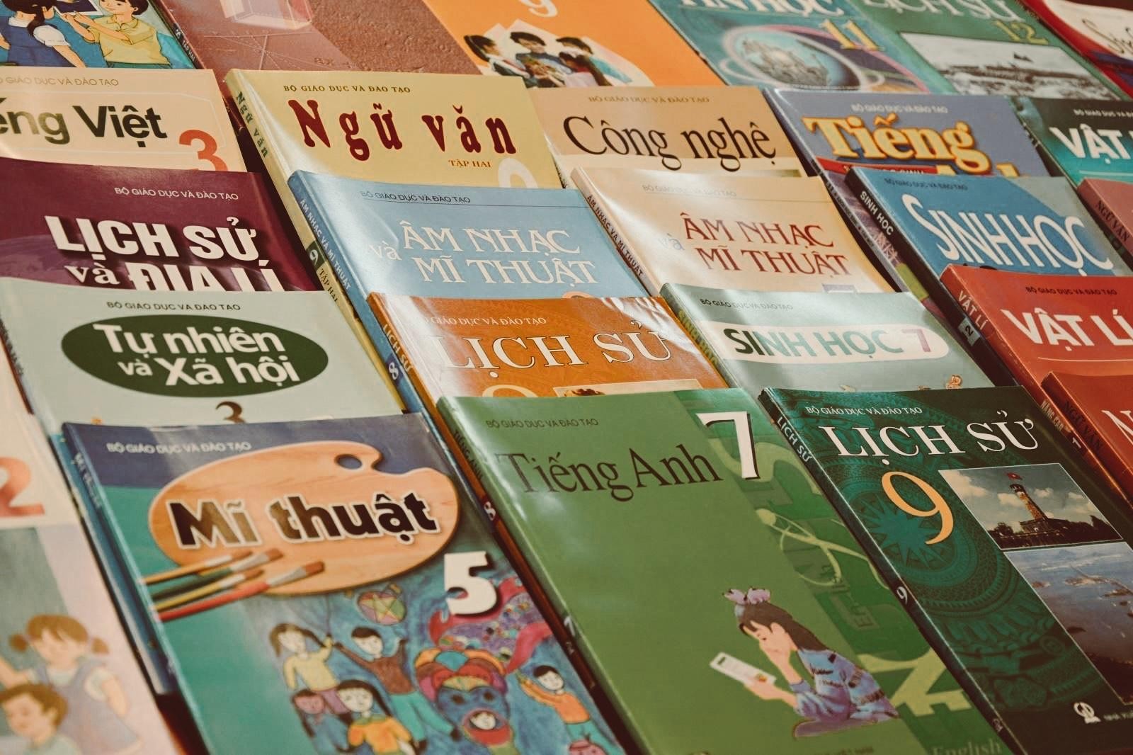 Giá sách giáo khoa phải thỏa đáng ảnh 3