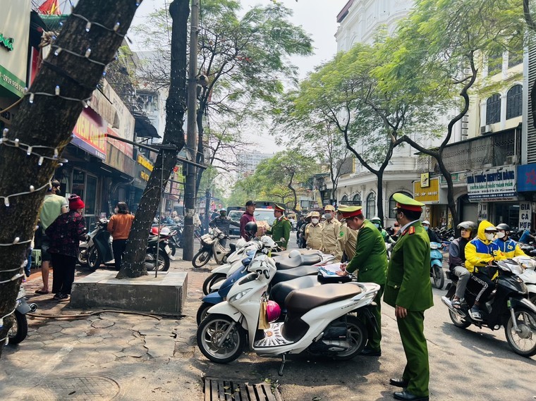 Văn hóa Thủ đô nhìn từ vỉa hè, lòng đường ảnh 3