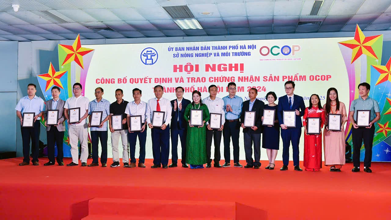 Làng Chuông: Sáng tạo trên vành nón cũ ảnh 7