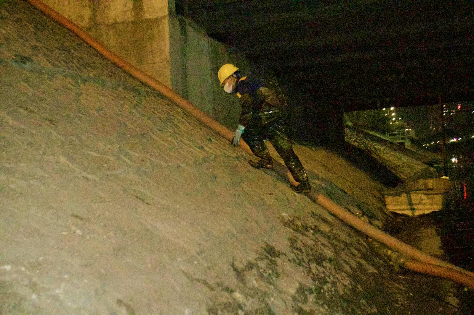 Dưới lòng đường phố thị ảnh 10