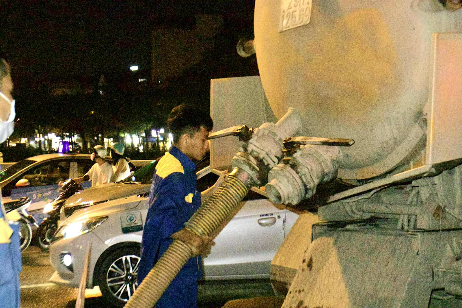 Dưới lòng đường phố thị ảnh 13