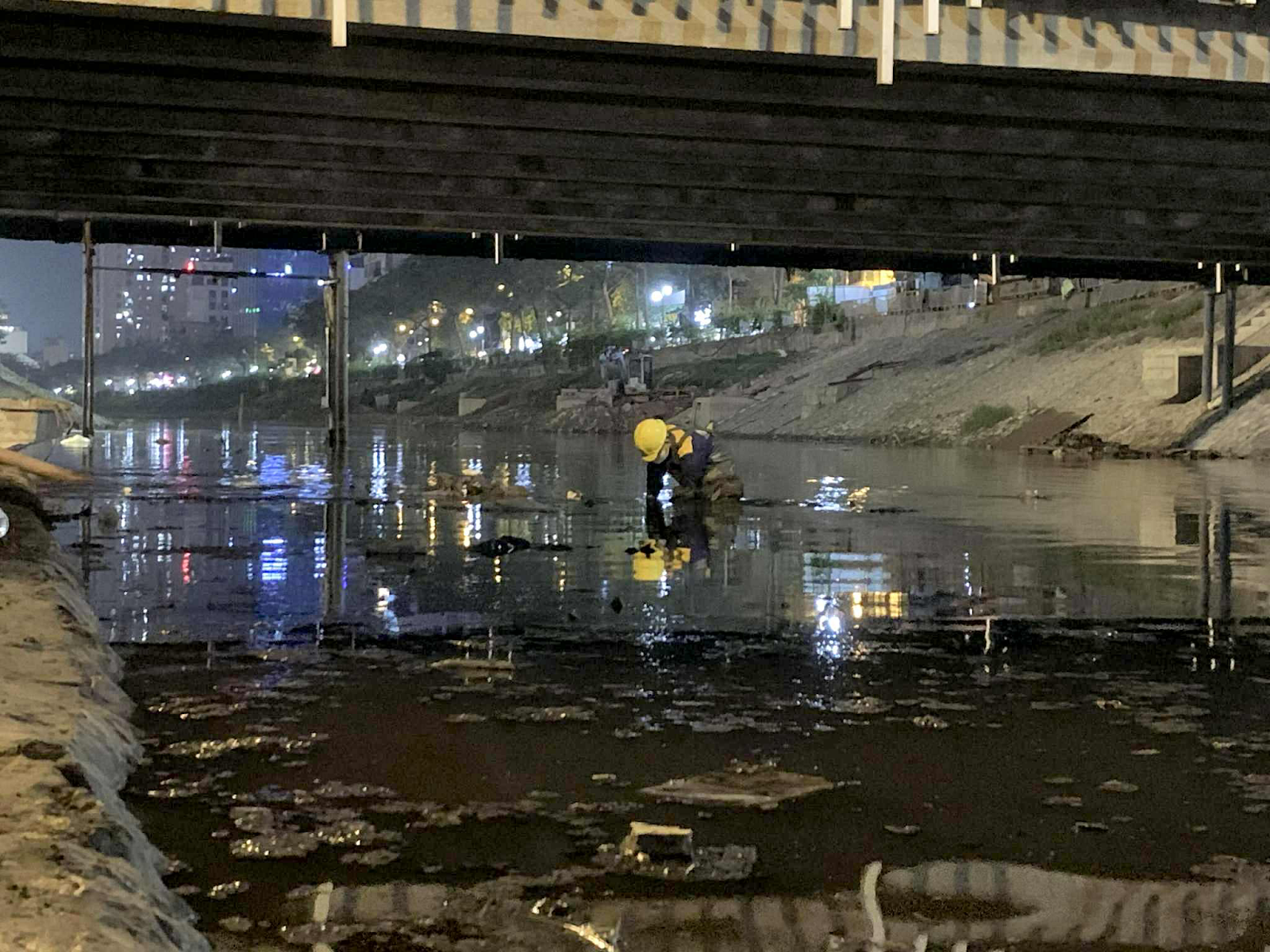 Dưới lòng đường phố thị ảnh 7