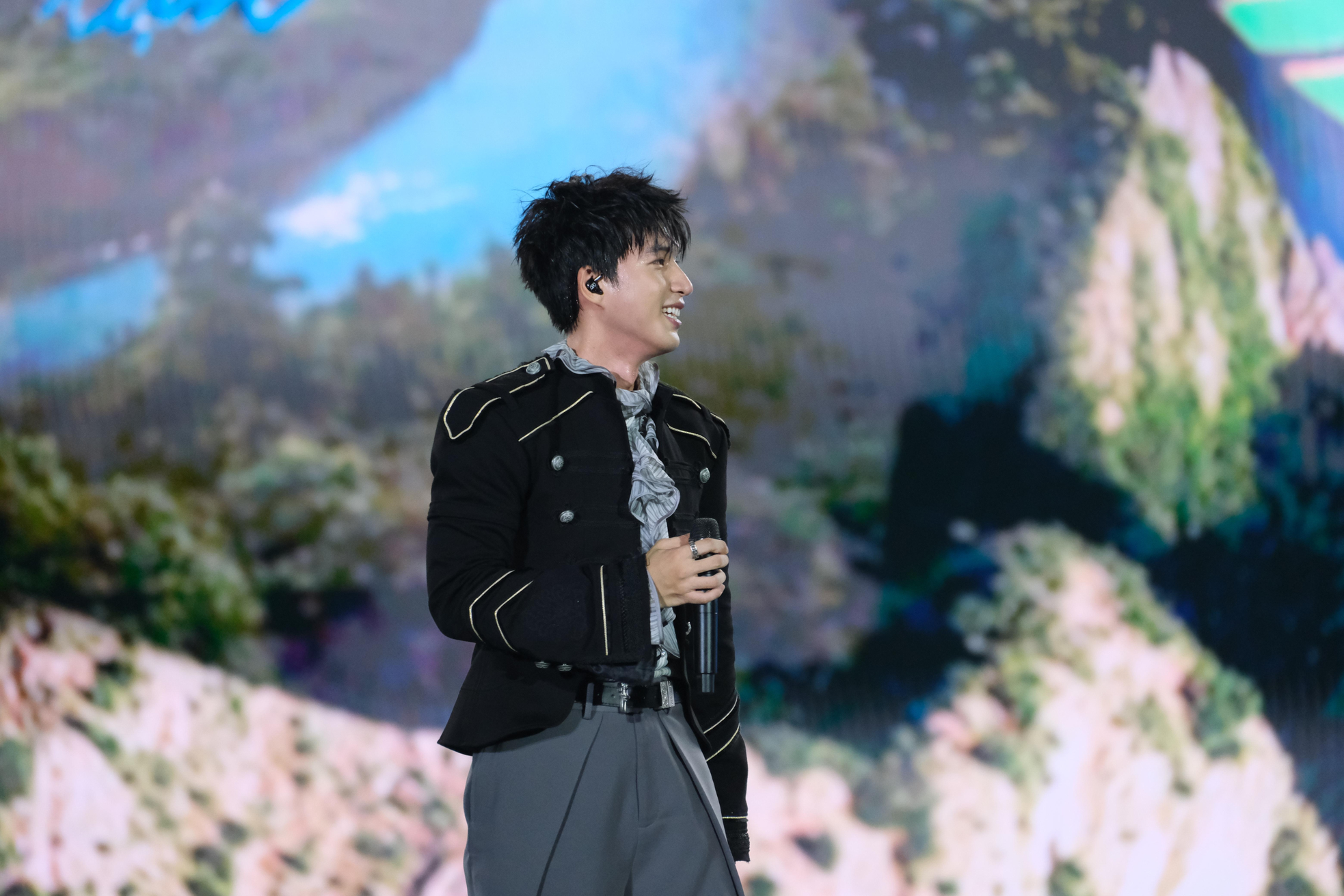 Gia Lai mở màn Năm Du lịch Quốc gia 2026 bằng Mega Concert mang dấu ấn vũ trụ “Say Hi” của DatVietVAC ảnh 17