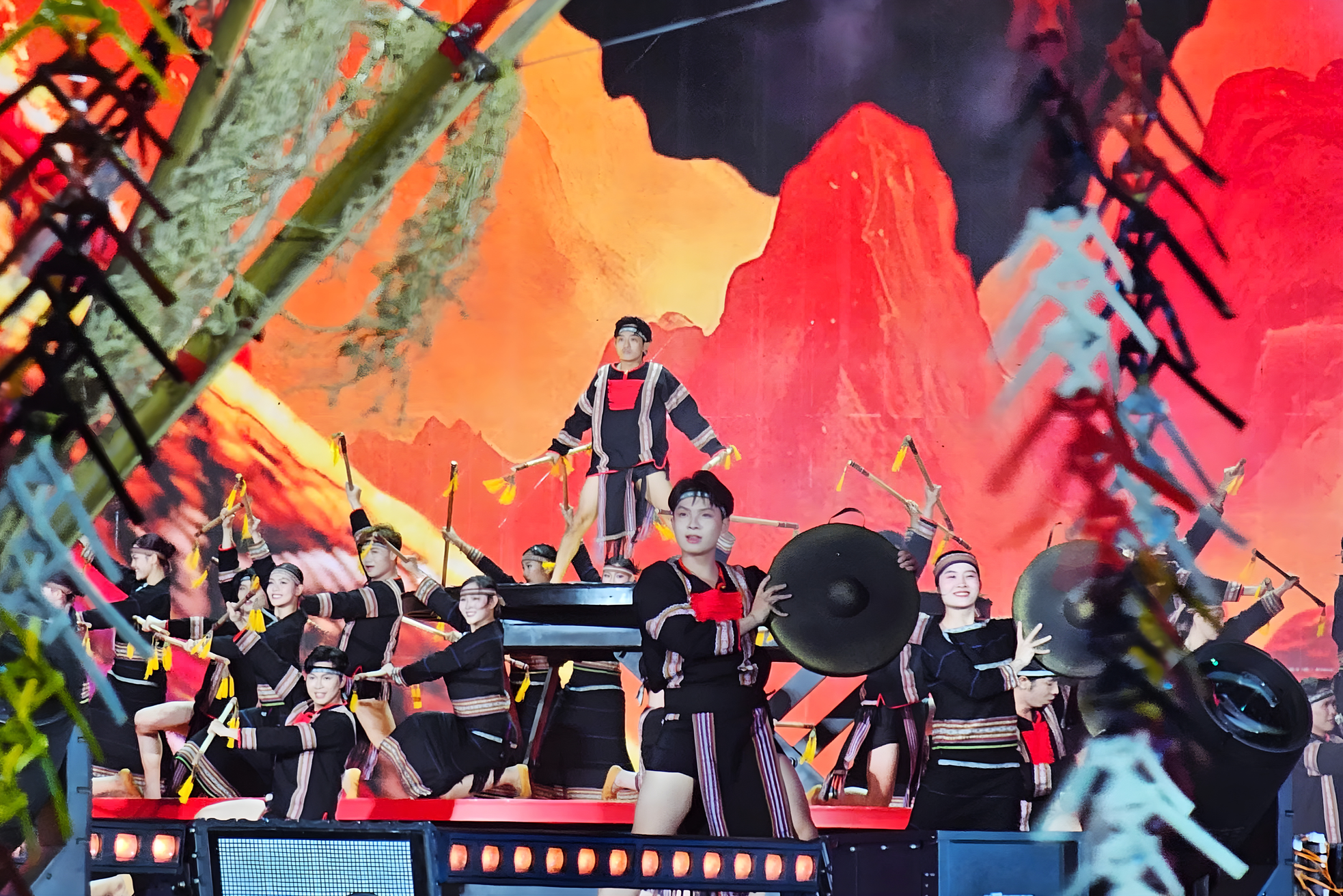 Gia Lai mở màn Năm Du lịch Quốc gia 2026 bằng Mega Concert mang dấu ấn vũ trụ “Say Hi” của DatVietVAC ảnh 7