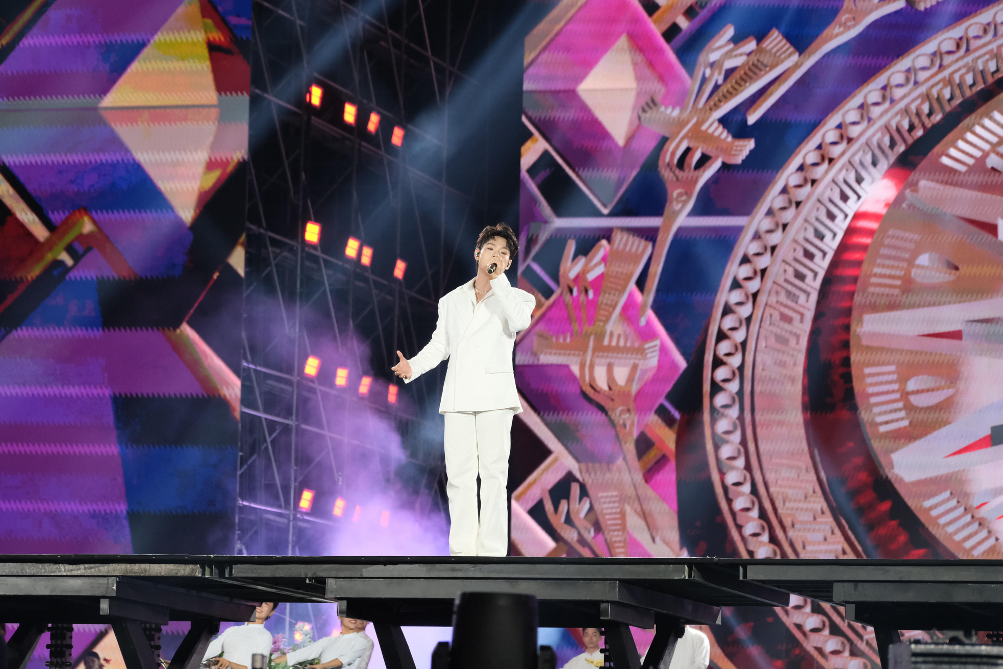 Gia Lai mở màn Năm Du lịch Quốc gia 2026 bằng Mega Concert mang dấu ấn vũ trụ “Say Hi” của DatVietVAC ảnh 15