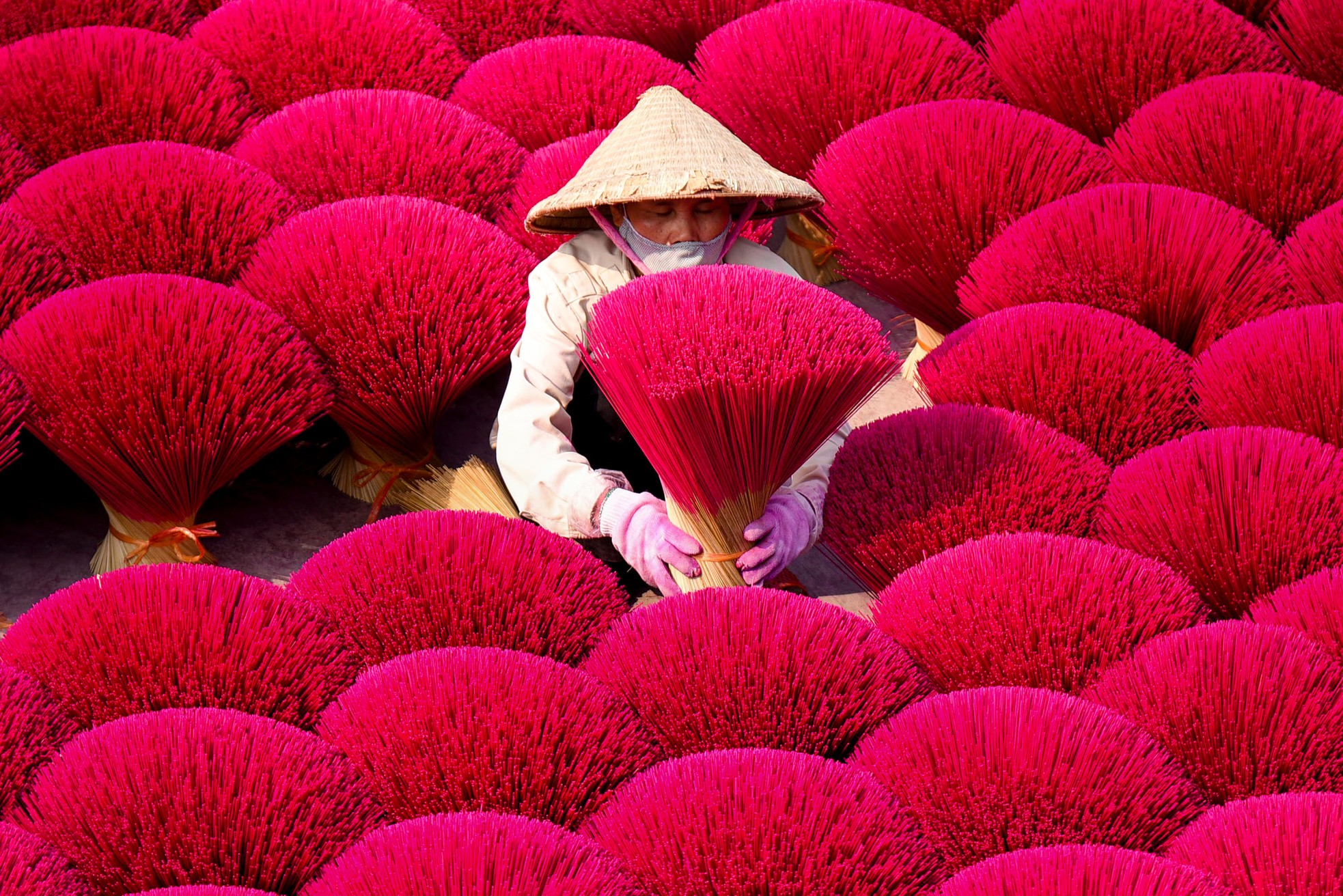 Lạc vào xứ sở rộn sắc màu ở làng hương Quảng Phú Cầu ảnh 2