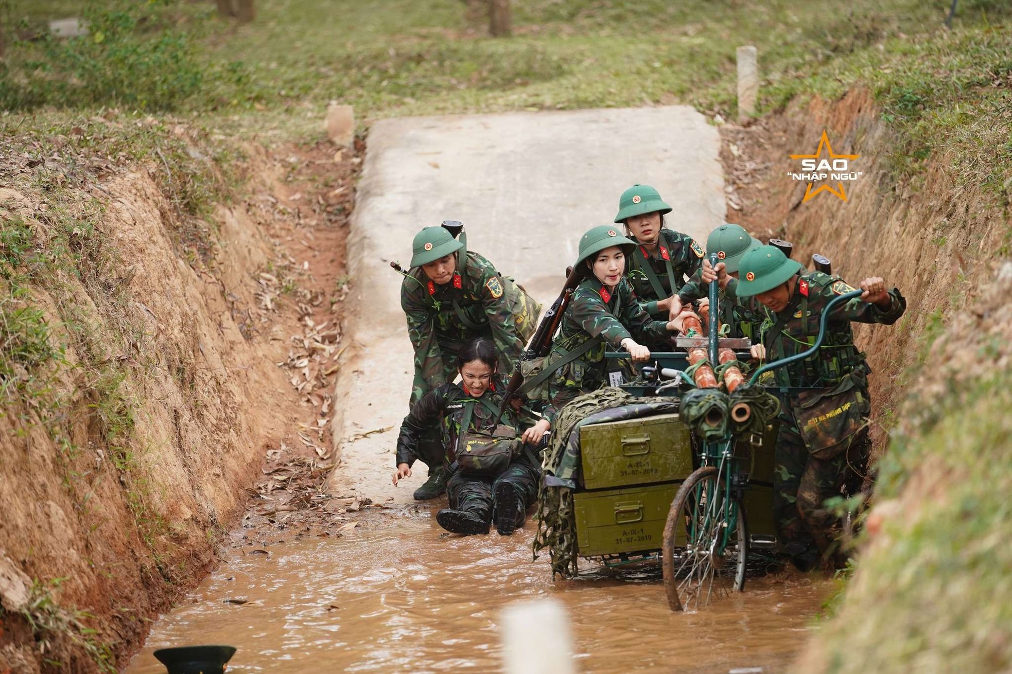 Khi nghệ sĩ truyền cảm hứng trong màu áo lính ảnh 2