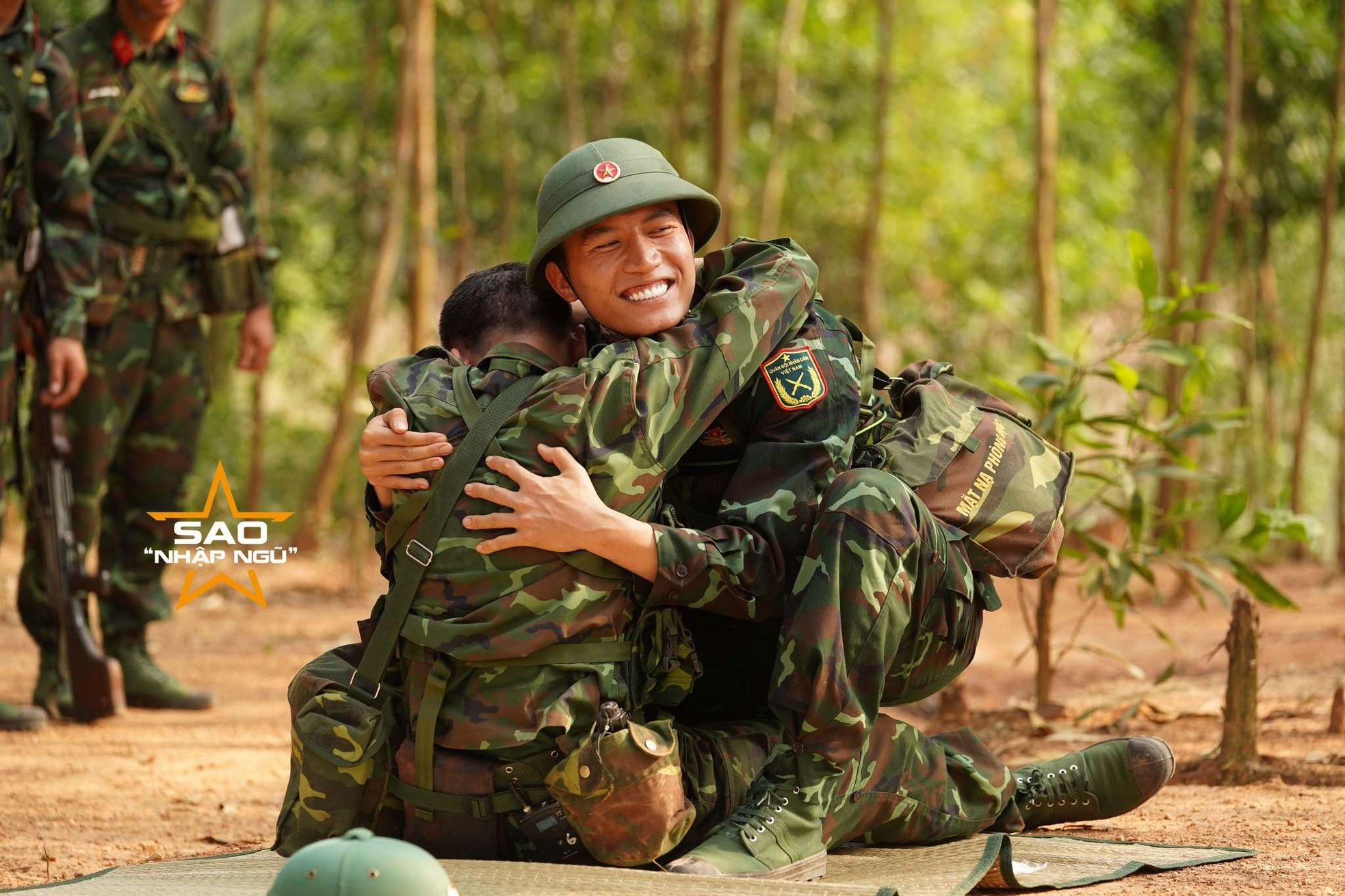 Khi nghệ sĩ truyền cảm hứng trong màu áo lính ảnh 7