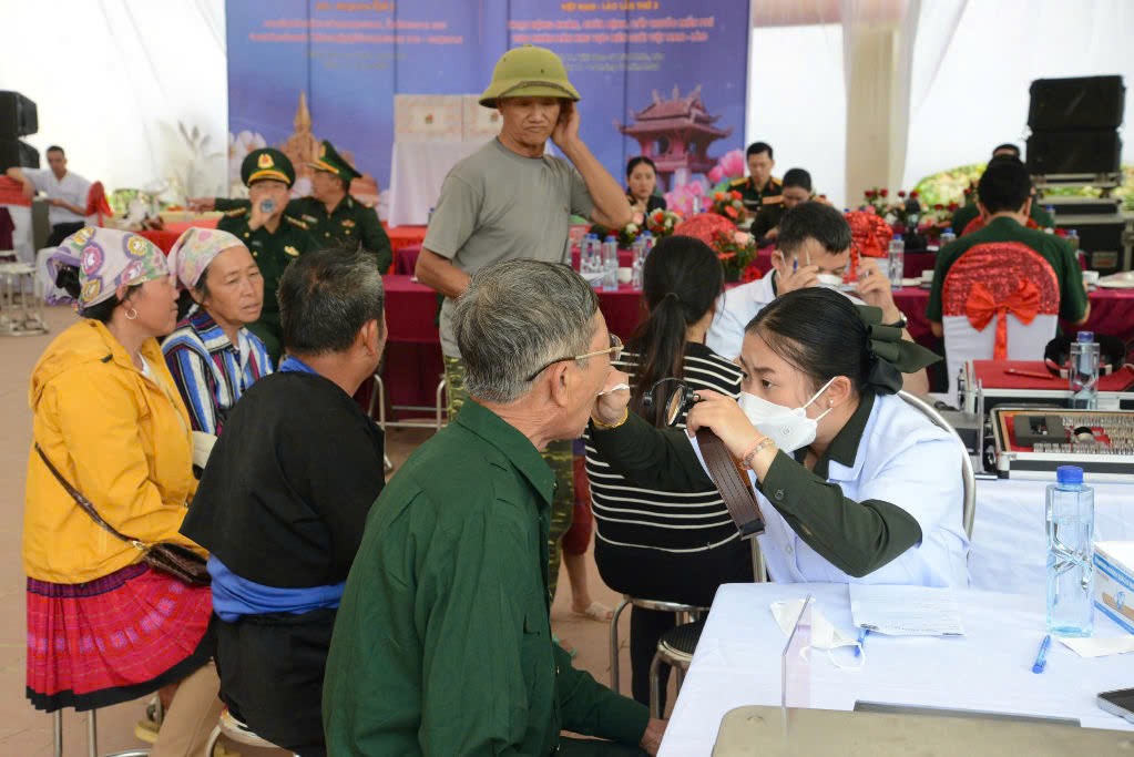 Bóng áo trắng - xanh lấp lánh nơi vùng biên ảnh 7