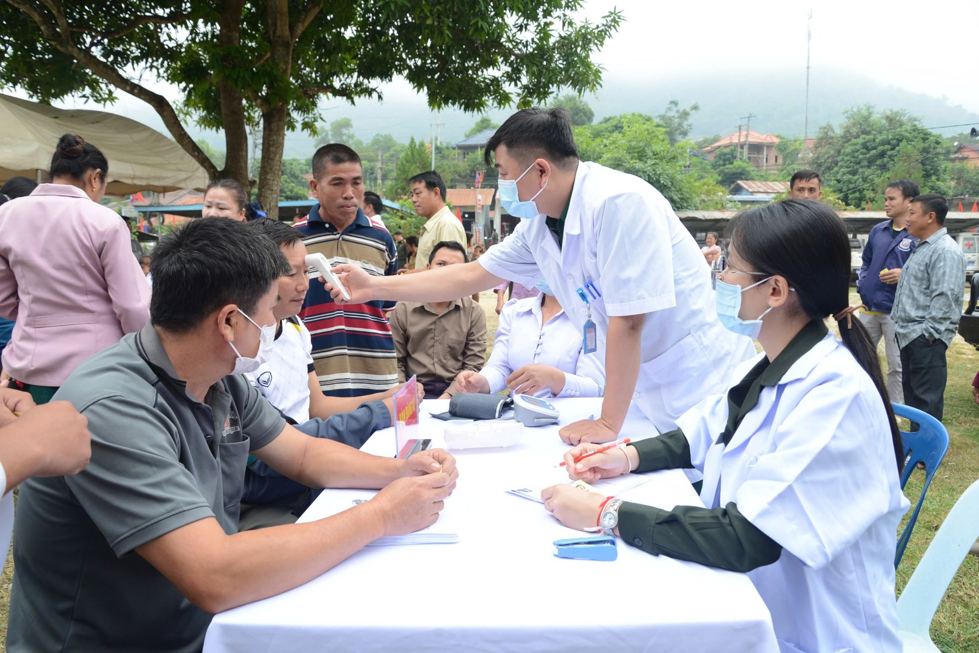 Bóng áo trắng - xanh lấp lánh nơi vùng biên ảnh 5