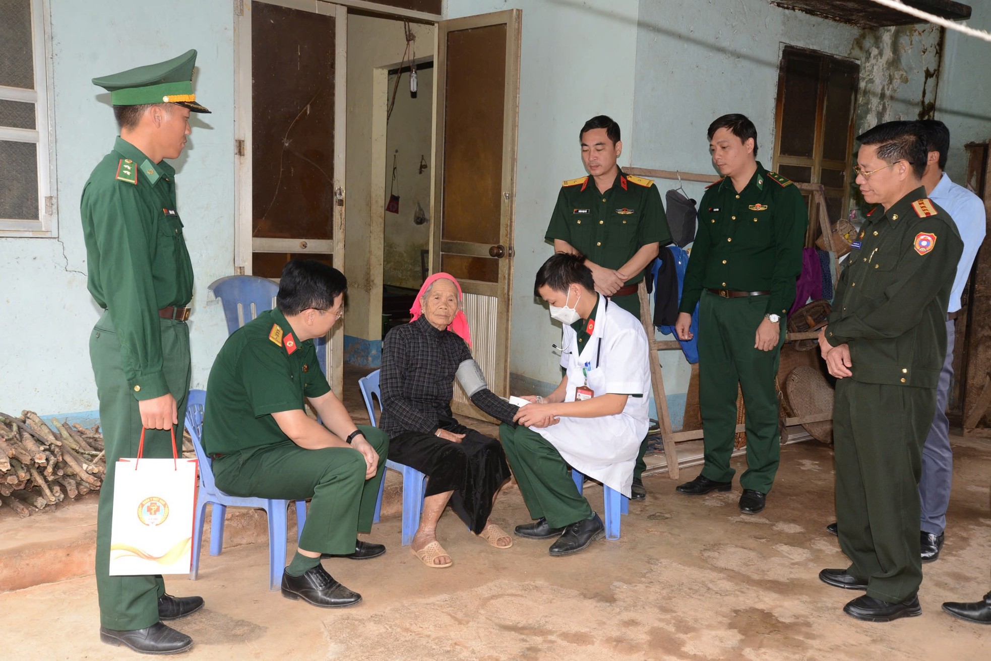 Bóng áo trắng - xanh lấp lánh nơi vùng biên ảnh 8