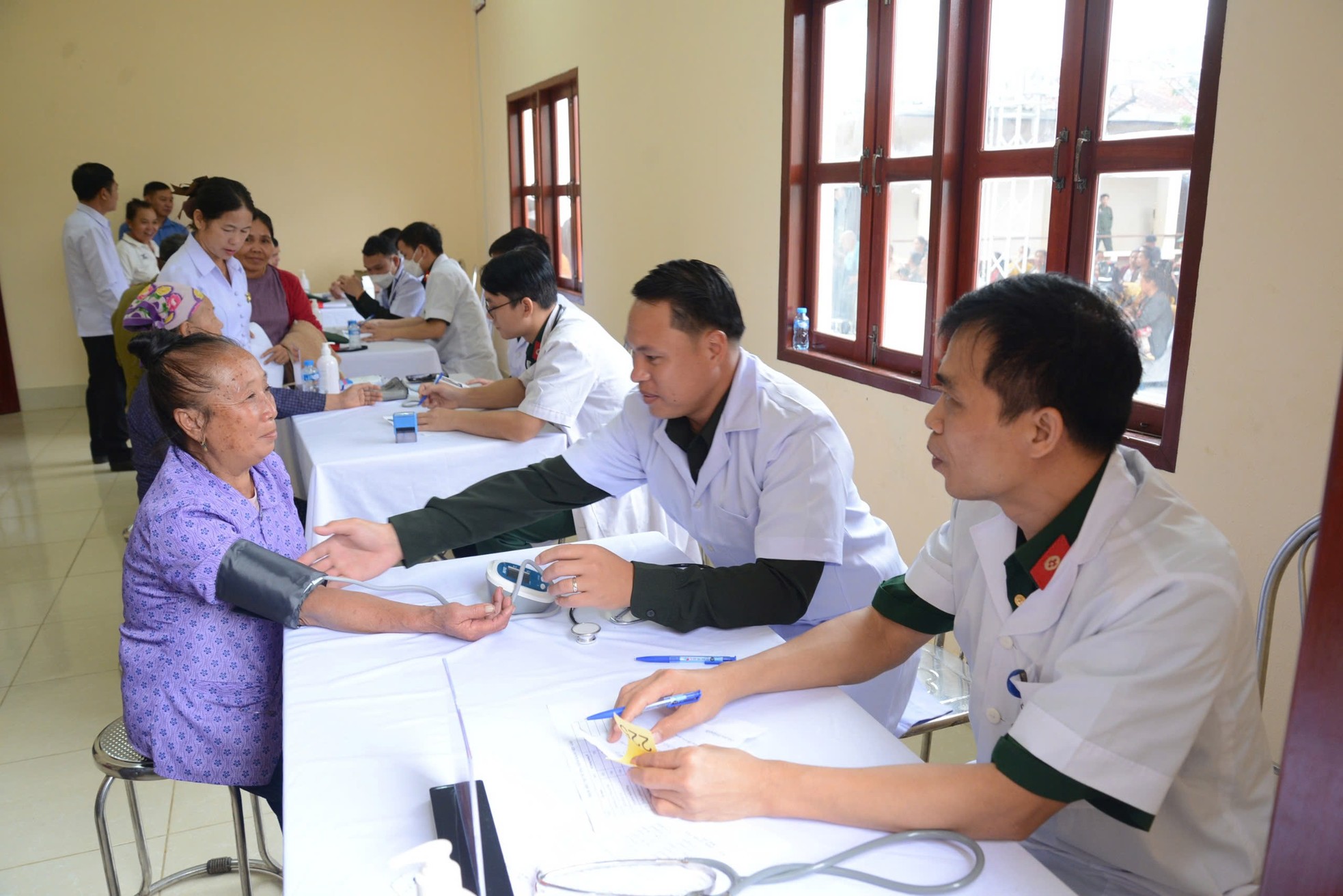 Bóng áo trắng - xanh lấp lánh nơi vùng biên ảnh 6