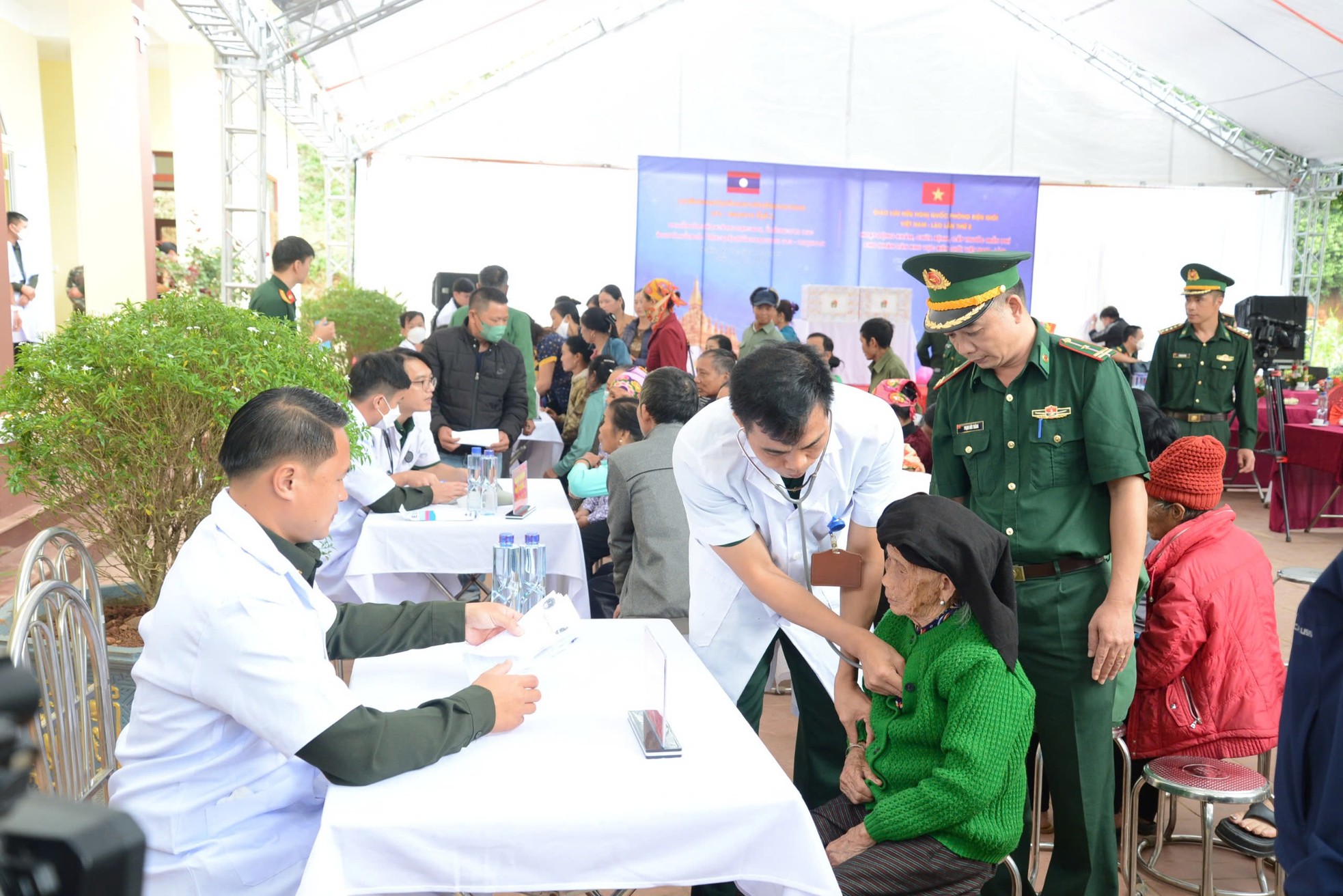 Bóng áo trắng - xanh lấp lánh nơi vùng biên ảnh 2