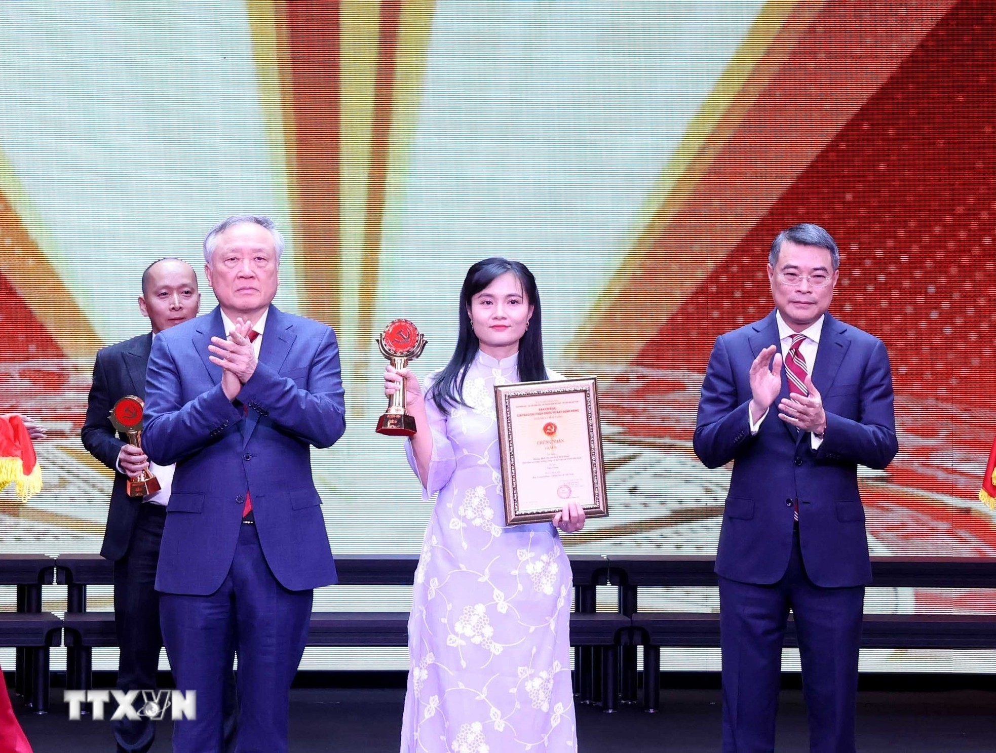 Phát biểu của Tổng Bí thư Tô Lâm tại Lễ trao Giải Búa liềm Vàng lần thứ IX ảnh 4