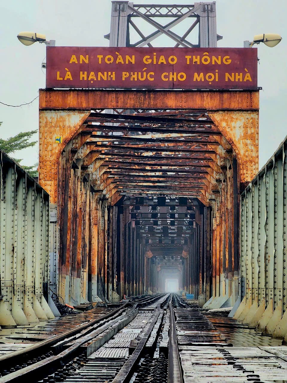 Đường ray “kể chuyện” mùa Xuân ảnh 1