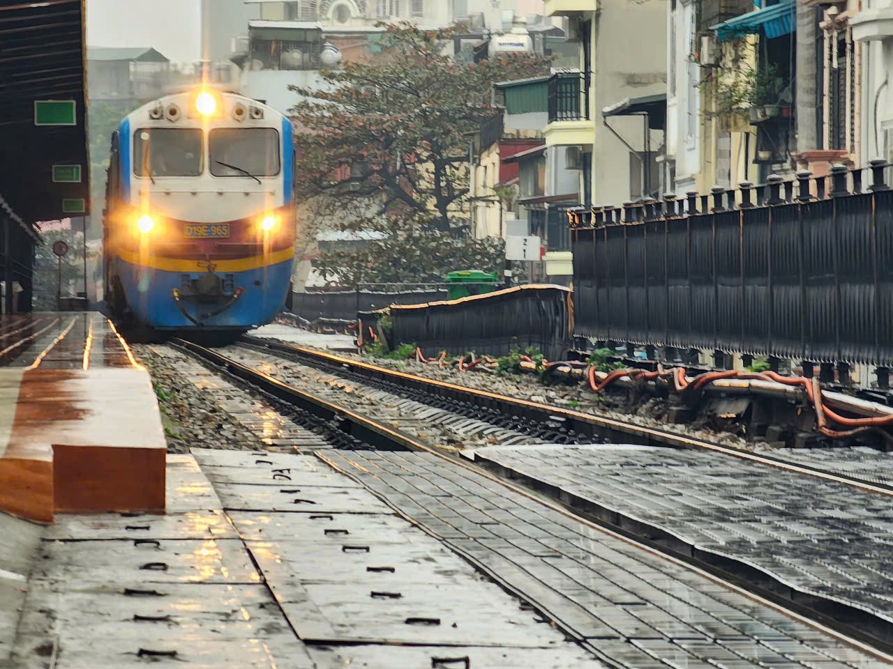 Đường ray “kể chuyện” mùa Xuân ảnh 2