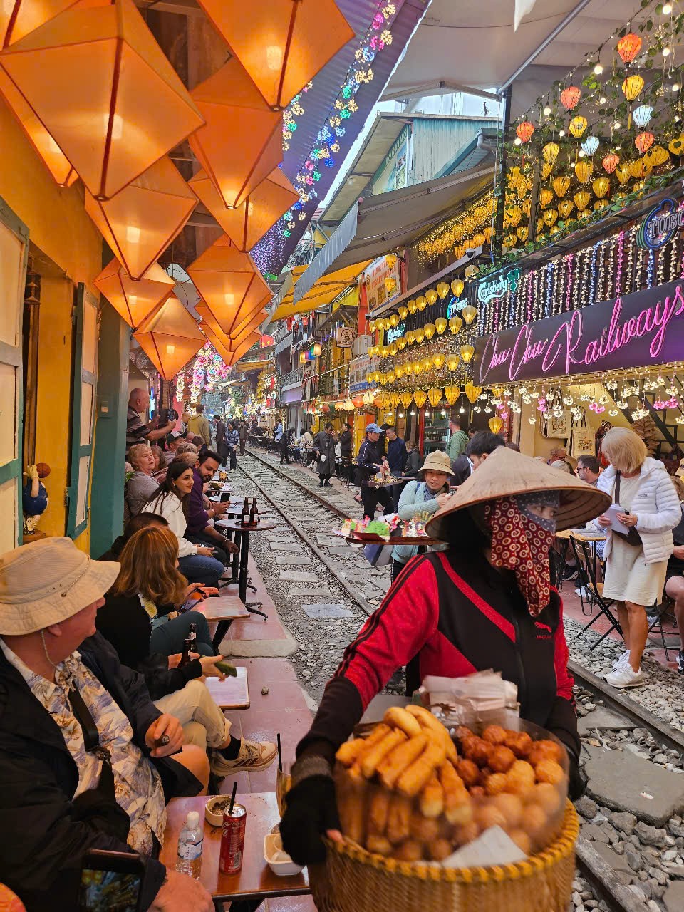 Đường ray “kể chuyện” mùa Xuân ảnh 4