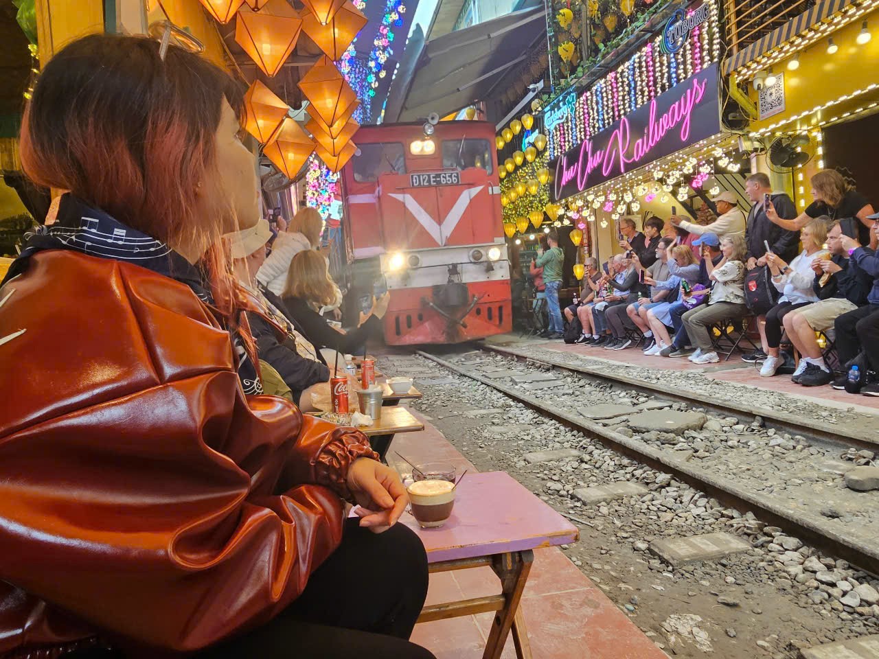 Đường ray “kể chuyện” mùa Xuân ảnh 3