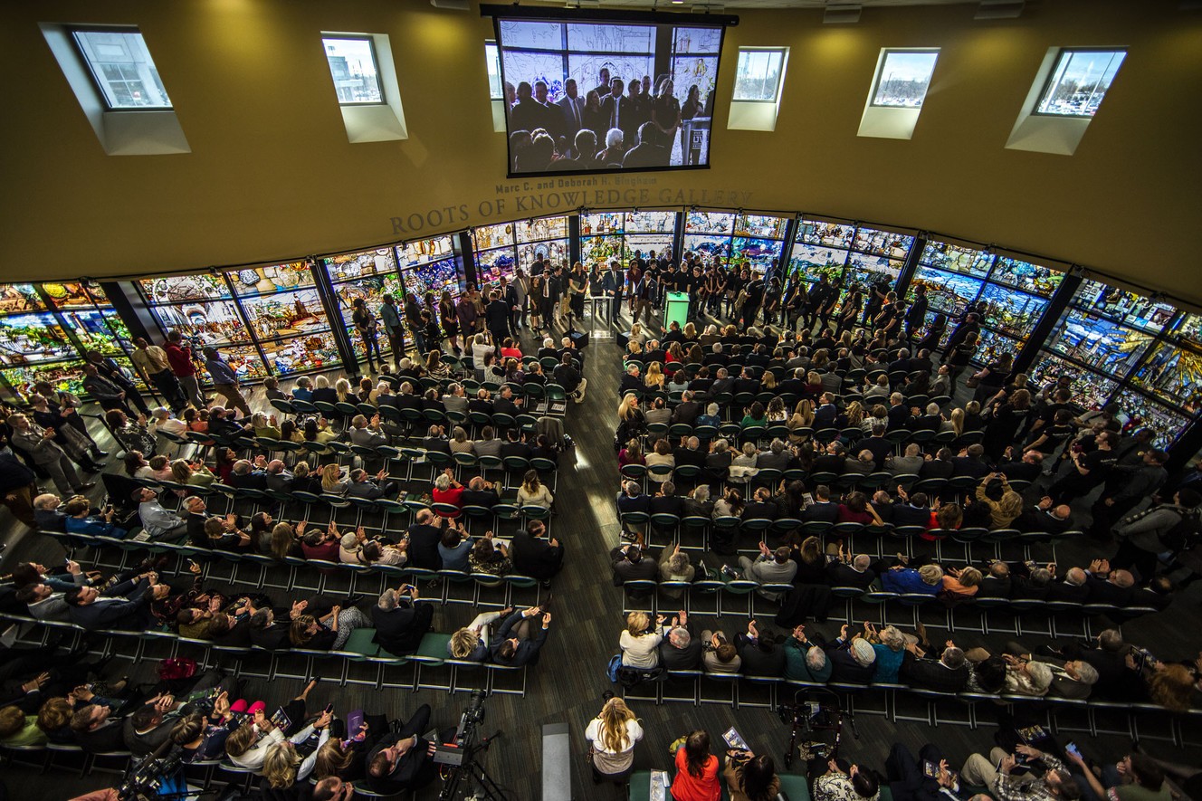 Kính màu - Nghệ thuật phản chiếu lịch sử nhân loại ảnh 2