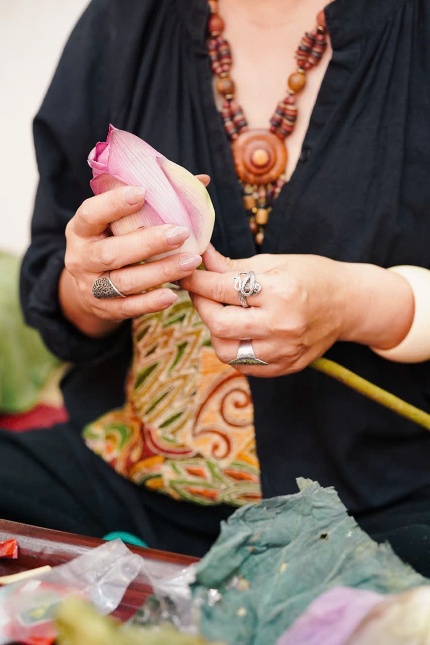 Nâng niu “bản sắc” Hà Nội trong từng chén trà sen ảnh 3