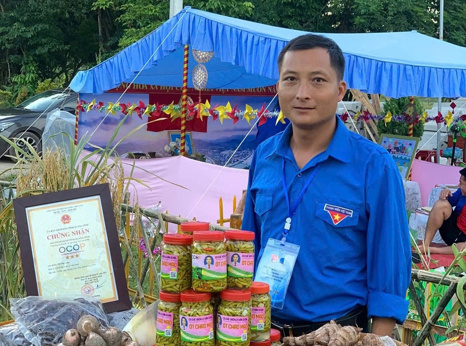 Dấu ấn của những cán bộ “thật thà nhúng tay vào việc” - Bài 3: Cùng dân nghèo đưa OCOP vươn xa ảnh 3