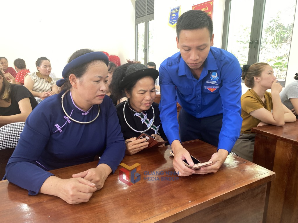 Dấu ấn của những cán bộ “thật thà nhúng tay vào việc” - Bài 4: Nắng ấm về trên những rẻo cao ảnh 3