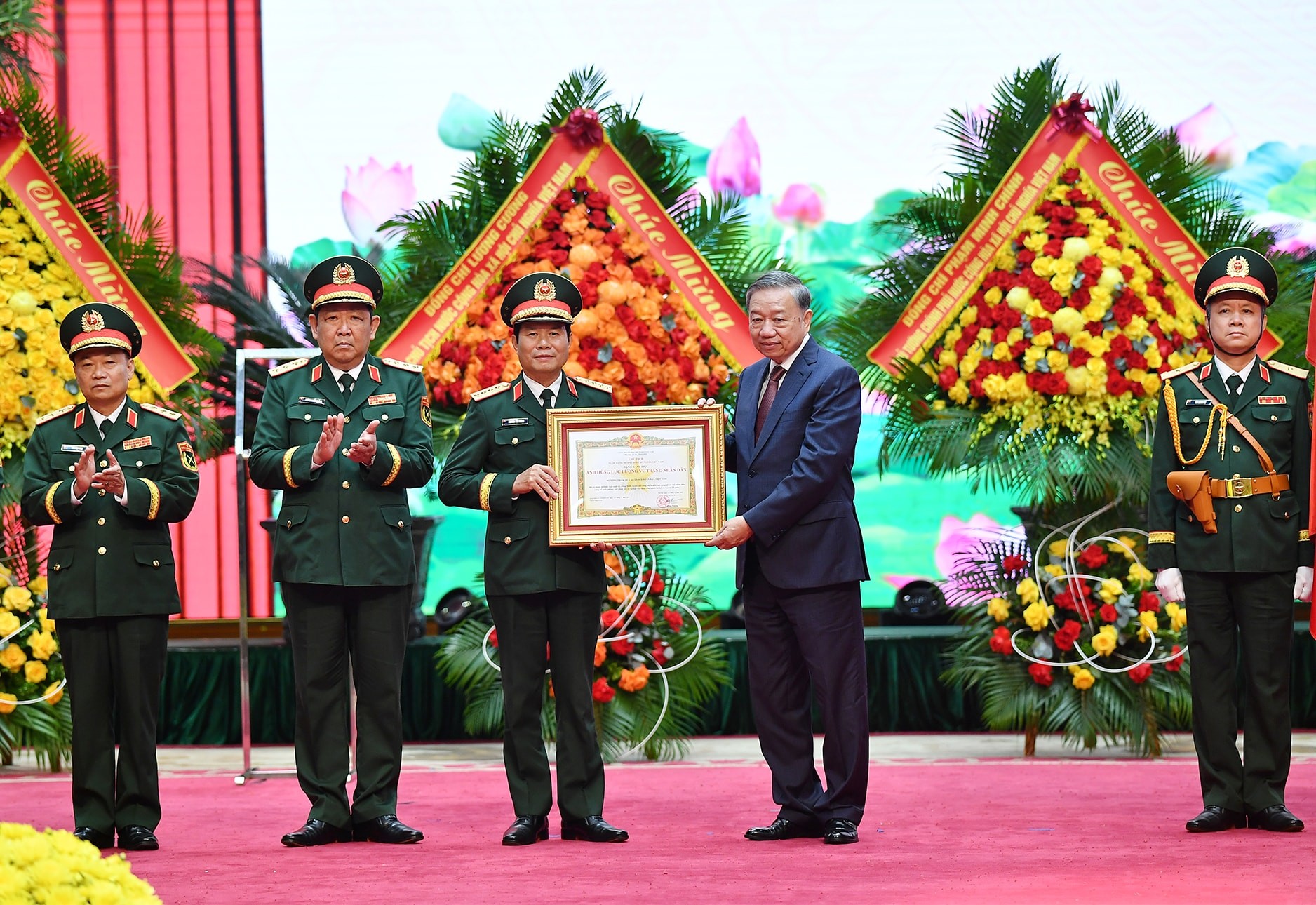 Quân đội nhân dân vững bước dưới cờ Đảng quang vinh ảnh 4