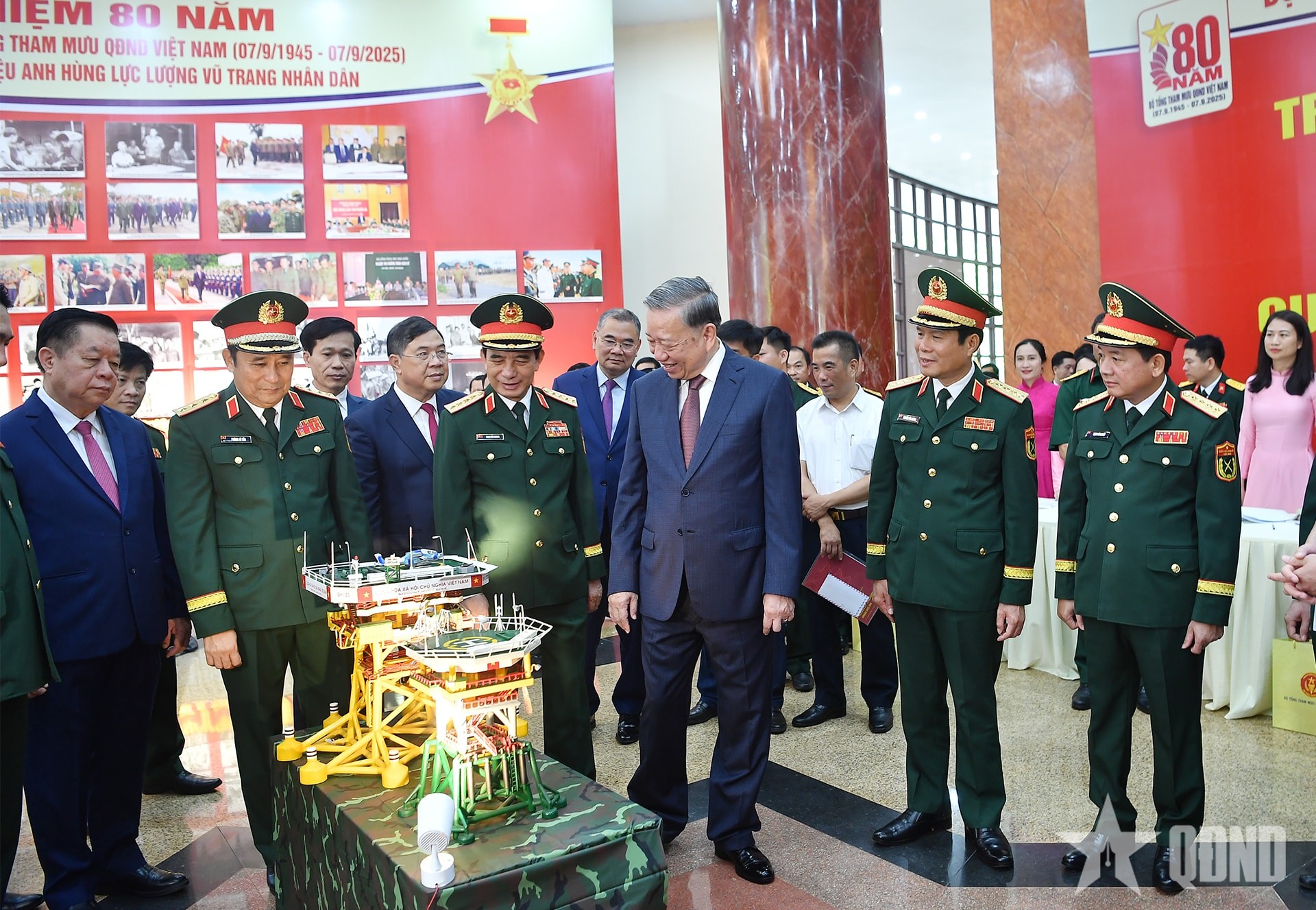 Quân đội nhân dân vững bước dưới cờ Đảng quang vinh ảnh 3