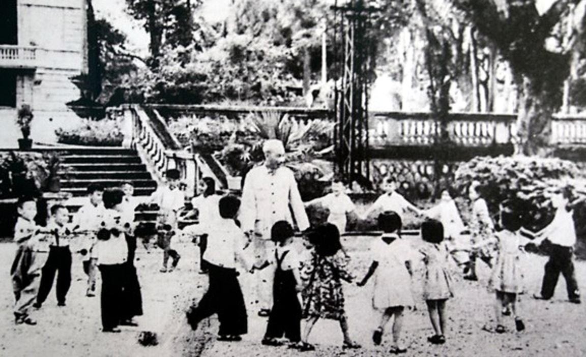 Bác Hồ đến thăm người nghèo đêm Giao thừa ảnh 2