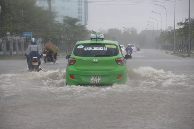 Hà Tĩnh ‘chới với’ trong biển nước do mưa lớn - ảnh 3