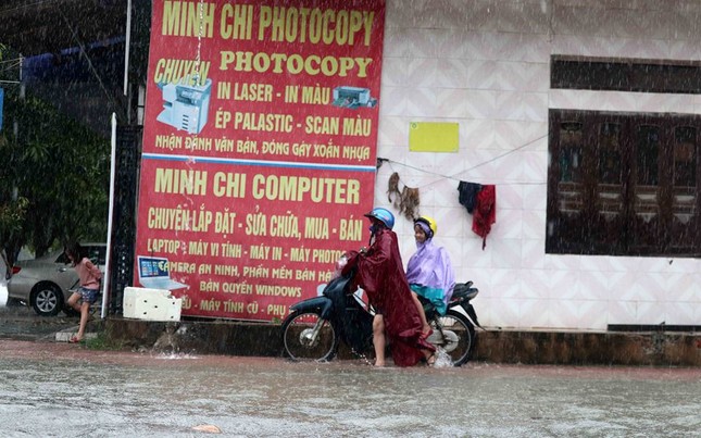 Hà Tĩnh ‘chới với’ trong biển nước do mưa lớn - ảnh 5