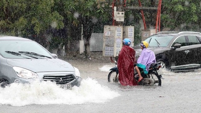 Hà Tĩnh ‘chới với’ trong biển nước do mưa lớn - ảnh 1