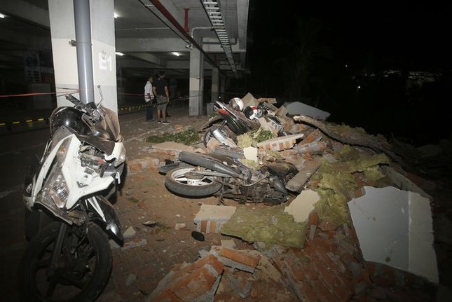 Kết quả hình ảnh cho Powerful quake kills 82 on Indonesia's Lombok island, thousands flee homes