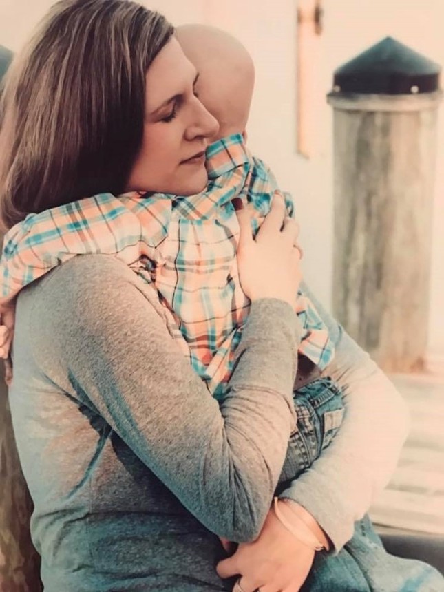 Cậu bé ung thư nằm trên thảm chùi chân để được gần mẹ phút cuối đời - ảnh 2