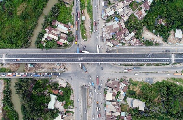 Cầu vượt nút giao thông Mỹ Thủy ở Sài Gòn sụt lún khi mới thông xe? - ảnh 1