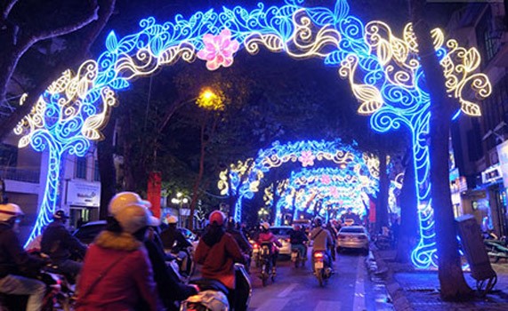 Đèn đường trang trí Tết bị chê lòe loẹt: GĐ Sở Văn hóa HN lên tiếng - ảnh 1