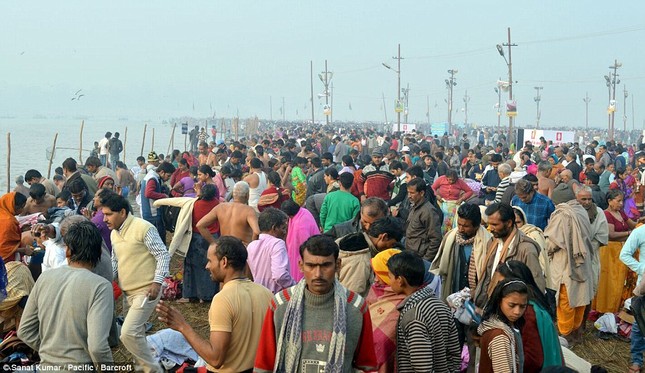 Hàng nghìn người đổ về thánh lễ Magh Mela lớn nhất hành tinh - ảnh 1