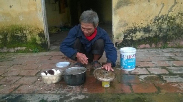 Cụ ông thui thủi sống trong nhà hoang chờ vợ con tha thứ lỗi lầm - ảnh 1